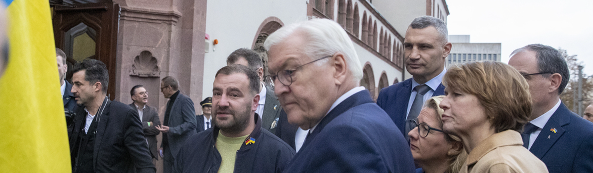 Vitali Klitschko, Frank-Walter Steinmeier, Martin Ziemann, Svenja Schulze bei der deutsch-ukrainischen Partnerschaftskonferenz in Leipzig vor einem beschossenem ukrainischen Krankenwagen Barwinka