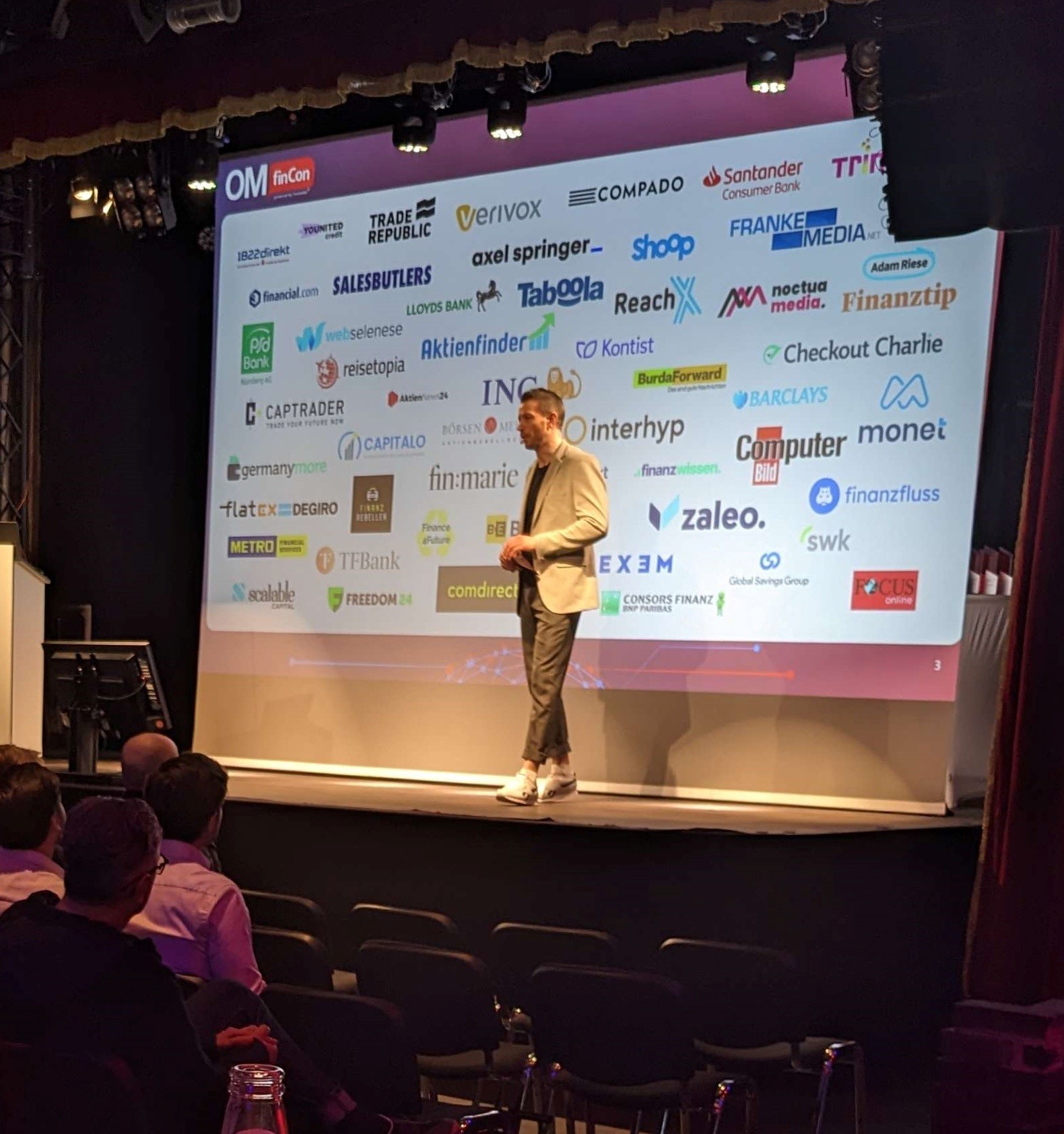 OMfinCon2023 Bühne mit Partnerlogos