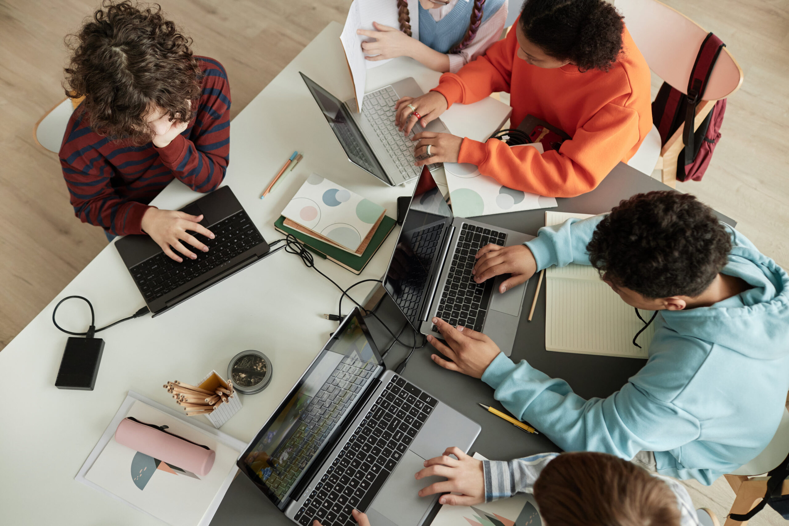 Studierende lernen in Gruppen und teilen online -Mitschriften