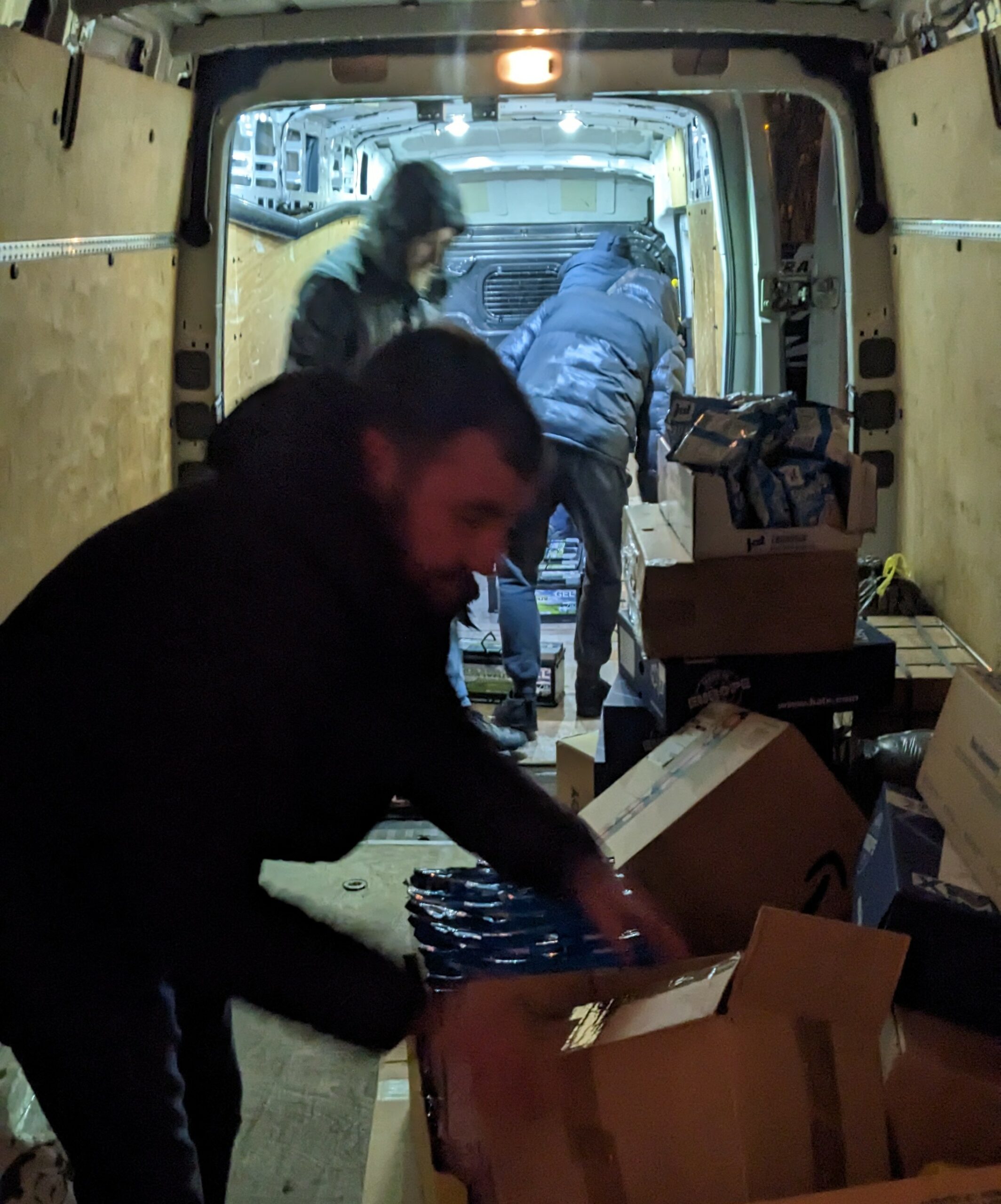 Hilfsteam belädt Transporter für die Ukraine